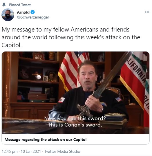 コナンの剣を民主主義にたとえて話す場面も（画像は『Arnold　2021年1月10日付Twitter「My message to my fellow Americans and friends around the world following this week’s attack on the Capitol.」』のスクリーンショット）
