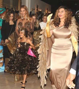 「ウェアラブル・アート・ガラ」でのビヨンセ、ブルー・アイビーちゃん、ティナさん（右）（画像は『Beyoncé　2018年3月20日付Instagram』のスクリーンショット）