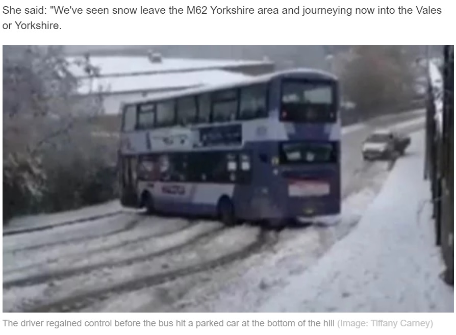 バスの運転手は何とか車との衝突を免れた（画像は『Express.co.uk　2021年1月15日付「Heavy snow video: Halifax bus seen careering downhill out of control in staggering footage」（Image: Tiffany Carney）』のスクリーンショット）