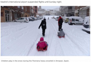 珍しい雪に子ども達も大はしゃぎ（画像は『CNN International　2021年1月10日付「Spain paralyzed by snowstorm, sends out vaccine, food convoys」』のスクリーンショット）