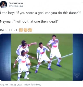 約束したダンスを披露するネイマール選手とチームメイト（画像は『Neymar News　2021年1月22日付Twitter「Little boy: “If you score a goal can you do this dance?”」』のスクリーンショット）