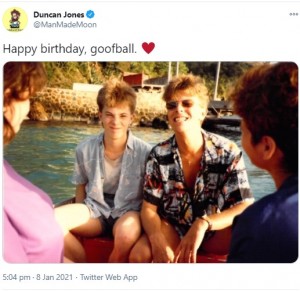 ボートの上で楽しそうに過ごすボウイと息子ダンカン（画像は『Duncan Jones　2021年1月8日付Twitter「Happy birthday, goofball.」』のスクリーンショット）