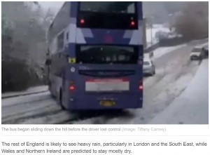 【海外発！Breaking News】2階建てバスが雪道の下り坂でスリップ　前方車両との衝突をギリギリ回避（英）＜動画あり＞