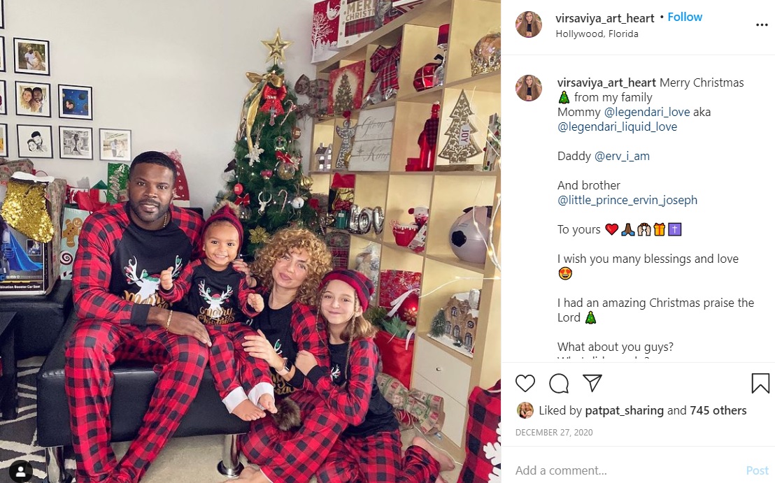 一家で過ごしたクリスマス（画像は『Virsaviya Heart outside　2020年12月27日付Instagram「Merry Christmas」』のスクリーンショット）