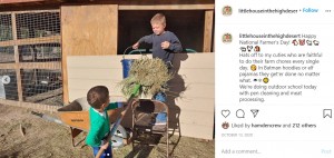農場の仕事は日課（画像は『Courtney Rogers　2020年10月13日付Instagram「Happy National Farmer’s Day」』のスクリーンショット）