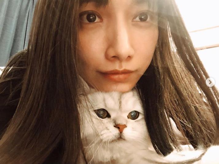 後藤真希と愛猫のオウキくん（画像は『後藤真希　2021年1月11日付Instagram「外に居るとすっごいグリーンが発色してキレイ。」』のスクリーンショット）
