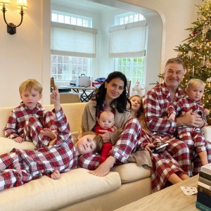 ボールドウィン一家、クリスマスはお揃いのパジャマで（画像は『Hilaria Thomas Baldwin　2020年12月26日付Instagram「Almost all of us are looking!」』のスクリーンショット）