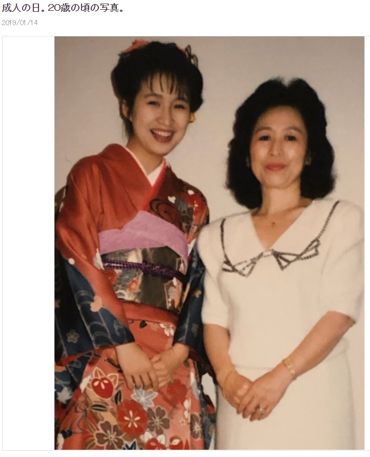 20歳の森口博子「成人の日」に晴れ着姿で母親と（画像は『森口博子　2019年1月14日付オフィシャルブログ「成人の日。20歳の頃の写真。」』のスクリーンショット）