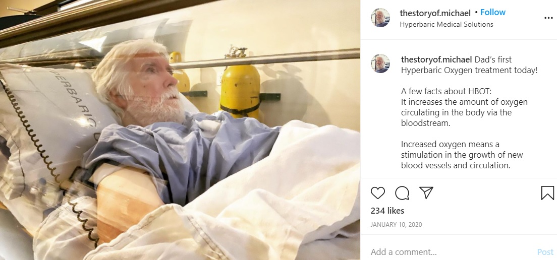 昨年1月、最初の高気圧酸素治療を受けたマイケルさん（画像は『Michael Downer　2020年1月10日付Instagram「Dad’s first Hyperbaric Oxygen treatment today!」』のスクリーンショット）