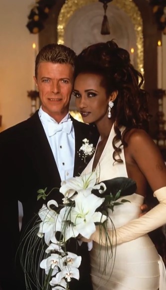 1992年に結婚したボウイとイマン（画像は『IMAN　2020年6月6日付Instagram「June 6th, Wedding Anniversary」』のスクリーンショット）
