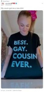 「これまでで最高なゲイのいとこ」とプリントしたTシャツを着るジョジョ（画像は『JoJo Siwa!　2021年1月22日付Twitter「My cousin got me a new shirt」』のスクリーンショット）
