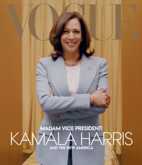 スーツに身を包んだハリス氏（画像は『Vogue　2021年1月10日付Instagram「“I always say this: I may be the first to do many things—make sure I’m not the last,” says Vice President-elect ＠kamalaharris.」』のスクリーンショット）