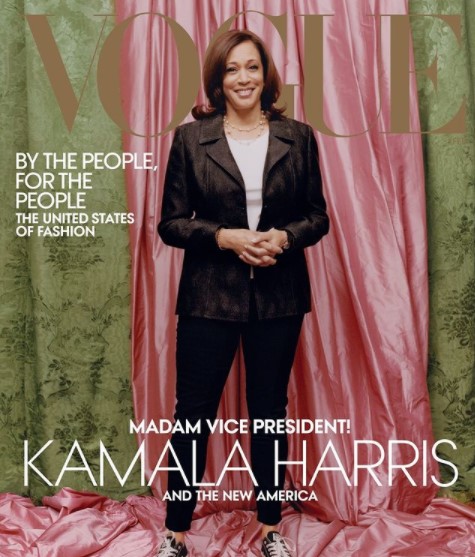 カジュアルな装いで表紙に登場したハリス氏（画像は『Vogue　2021年1月10日付Instagram「Vice President-elect ＠kamalaharris is our February cover star!」』のスクリーンショット）