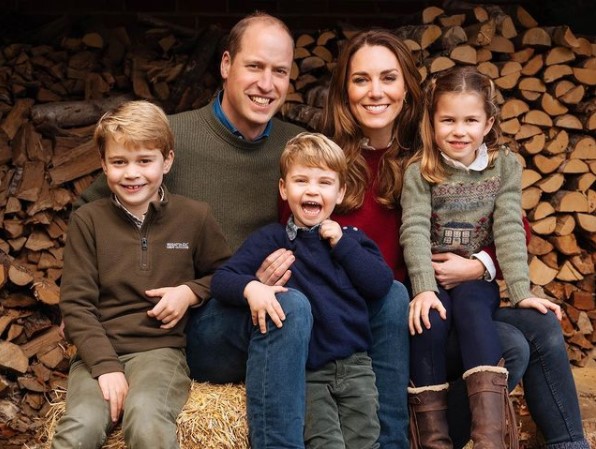 子犬を家族の一員として迎えたウィリアム王子一家（画像は『Duke and Duchess of Cambridge　2020年12月16日付Instagram「The Duke and Duchess are delighted to share a new image of their family, which features on their Christmas card this year」』のスクリーンショット）