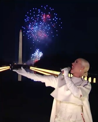 新大統領就任式後のコンサートを締めくくったケイティ・ペリー（画像は『Biden Inaugural Committee　2021年1月20日付Instagram「Celebrating America ＃inauguration2021」』のスクリーンショット）