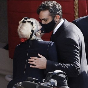 国歌独唱後、マスク姿でキスを交わした2人（画像は『Lady Gaga　2021年1月26日付Instagram』のスクリーンショット）