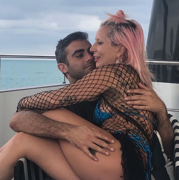 昨年2月、ガガが公開した2人の熱愛ショット（画像は『Lady Gaga　2020年2月3日付Instagram「We had so much fun in Miami.」』のスクリーンショット）