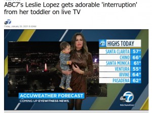 レスリーさんは驚きながらもノーラン君を抱き上げ、中継を続けた（画像は『ABC7 News　2021年1月29日付「ABC7’s Leslie Lopez gets adorable ‘interruption’ from her toddler on live TV」』のスクリーンショット）
