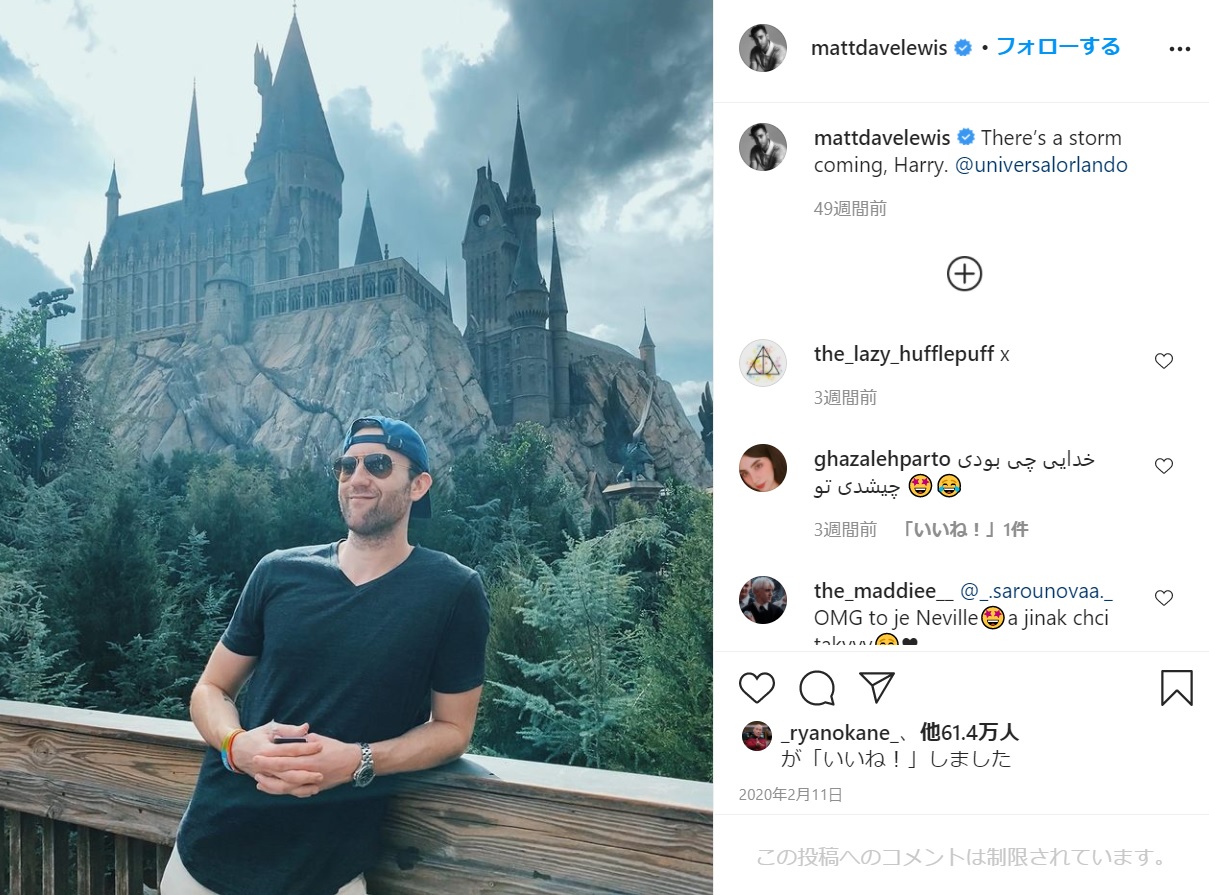マシュー・ルイス、ユニバーサル・オーランド・リゾートのホグワーツ城の前で（画像は『Matthew Lewis　2020年2月11日付Instagram「There’s a storm coming, Harry.」』のスクリーンショット）