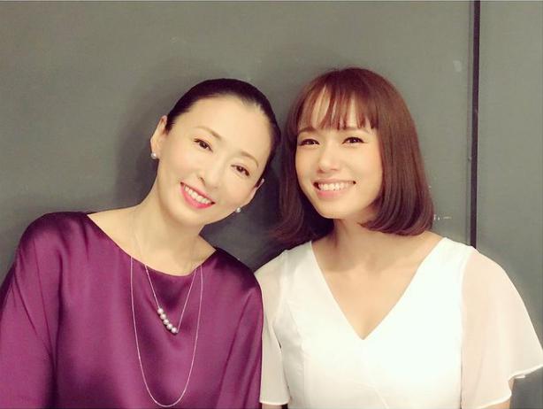 松雪泰子とソニン（画像は『松雪泰子　2020年12月19日付Instagram「そして春になった 新潟にて無事に閉幕」』のスクリーンショット）