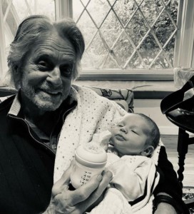 ライダーくんを抱いて微笑むマイケル（画像は『Michael Douglas　2021年1月19日付Instagram「First time I’ve seen my month old grandson, Ryder!」』のスクリーンショット）