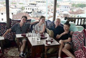 ディランさん（左）とカリスさん（左から2人目）、マイケルとキャサリン（画像は『Michael Douglas　2019年12月29日付Instagram「Greetings from Zanzibar」』のスクリーンショット）