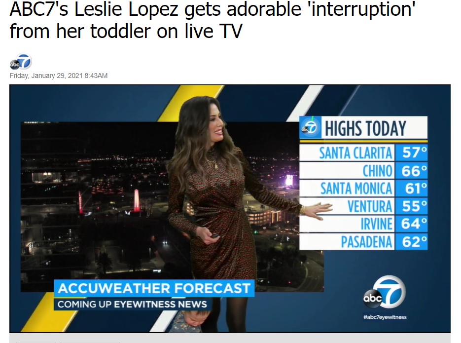 初めてのつかまり立ちを生放送中に披露した赤ちゃん（画像は『ABC7 News　2021年1月29日付「ABC7’s Leslie Lopez gets adorable ‘interruption’ from her toddler on live TV」』のスクリーンショット）