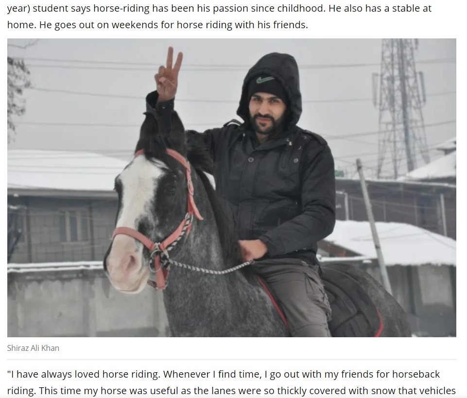 バイクで通行できず愛馬を使ったAmazon配達員（画像は『India Today　2021年1月16日付「Amazon delivery boy rode a horse to drop off parcels in snowfall. Read full story」（Shiraz Ali Khan）』のスクリーンショット）