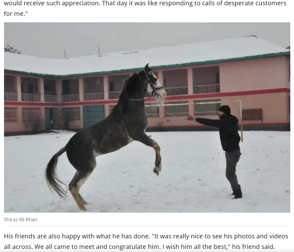 愛馬のスモーキーとシュラーズさん（画像は『India Today　2021年1月16日付「Amazon delivery boy rode a horse to drop off parcels in snowfall. Read full story」（Shiraz Ali Khan）』のスクリーンショット）