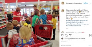 子供たちとショッピングをする父クリスさん（画像は『Courtney Rogers　2019年4月5日付Instagram「10 days until our spring trip!」』のスクリーンショット）