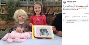 あこがれる姉と一緒にいる2歳半のライラちゃん（画像は『Lyla Grace Barlow　2018年7月11日付Facebook「Lyla was 2.5 years old here」』のスクリーンショット）