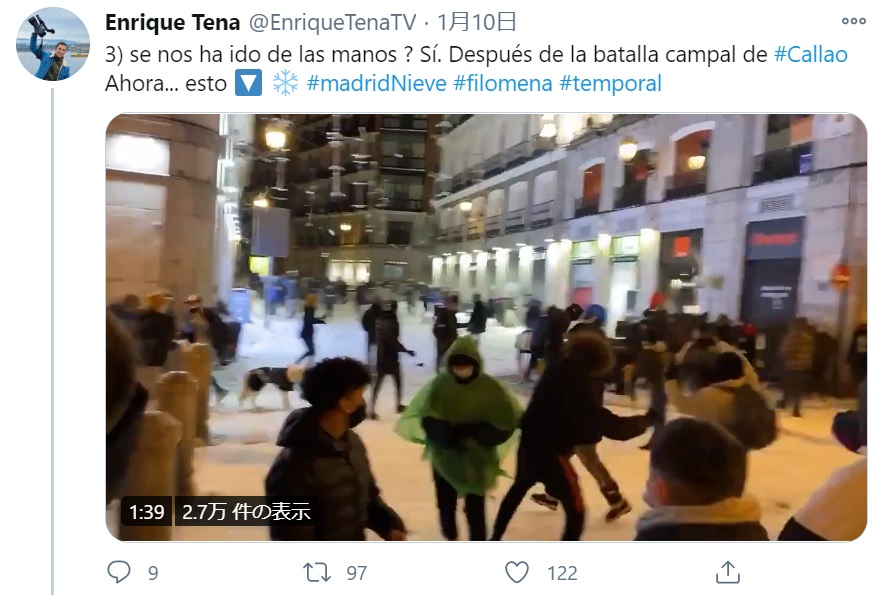 夜になっても行われていた雪合戦（画像は『Enrique Tena　2021年1月10日付Twitter「3） se nos ha ido de las manos ?」』のスクリーンショット）