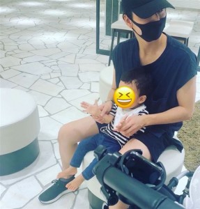 息子とのツーショット写真が好評な小池徹平（画像は『Teppei Koike　2020年9月18日付Instagram「今日は息子に買い物に付き合ってもらいました。」』のスクリーンショット）