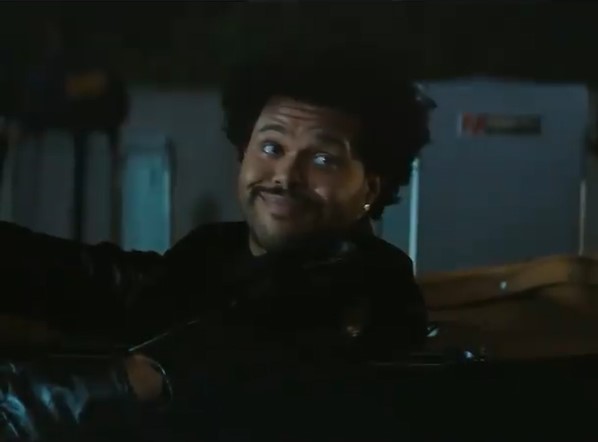 ハーフタイムショーの宣伝では、特殊メイクなしの素顔を披露（画像は『The Weeknd　2021年1月8日付Instagram』のスクリーンショット）