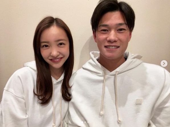 結婚した板野友美と高橋奎二選手（画像は『板野友美　2021年1月5日付Instagram「いつも応援してくださる皆さまへ」』のスクリーンショット）