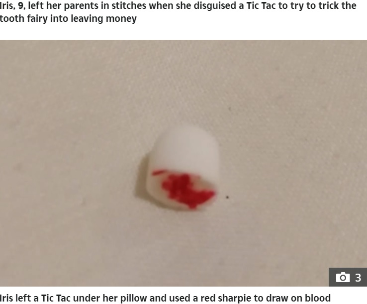 ペンで血が描かれたミントタブレット（画像は『The Sun　2021年1月12日付「CUNNING TAC-TIC Mum left in stitches after daughter’s hilarious trick to ‘scam’ the tooth fairy」』のスクリーンショット）