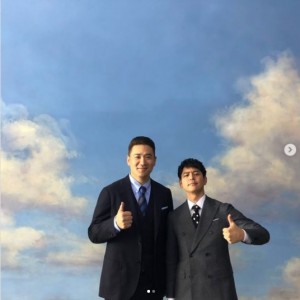 2人でサムズアップで決める（画像は『妻夫木聡　Satoshi Tsumabuki　2021年1月29日付Instagram「おかえり、まーくん」』のスクリーンショット）