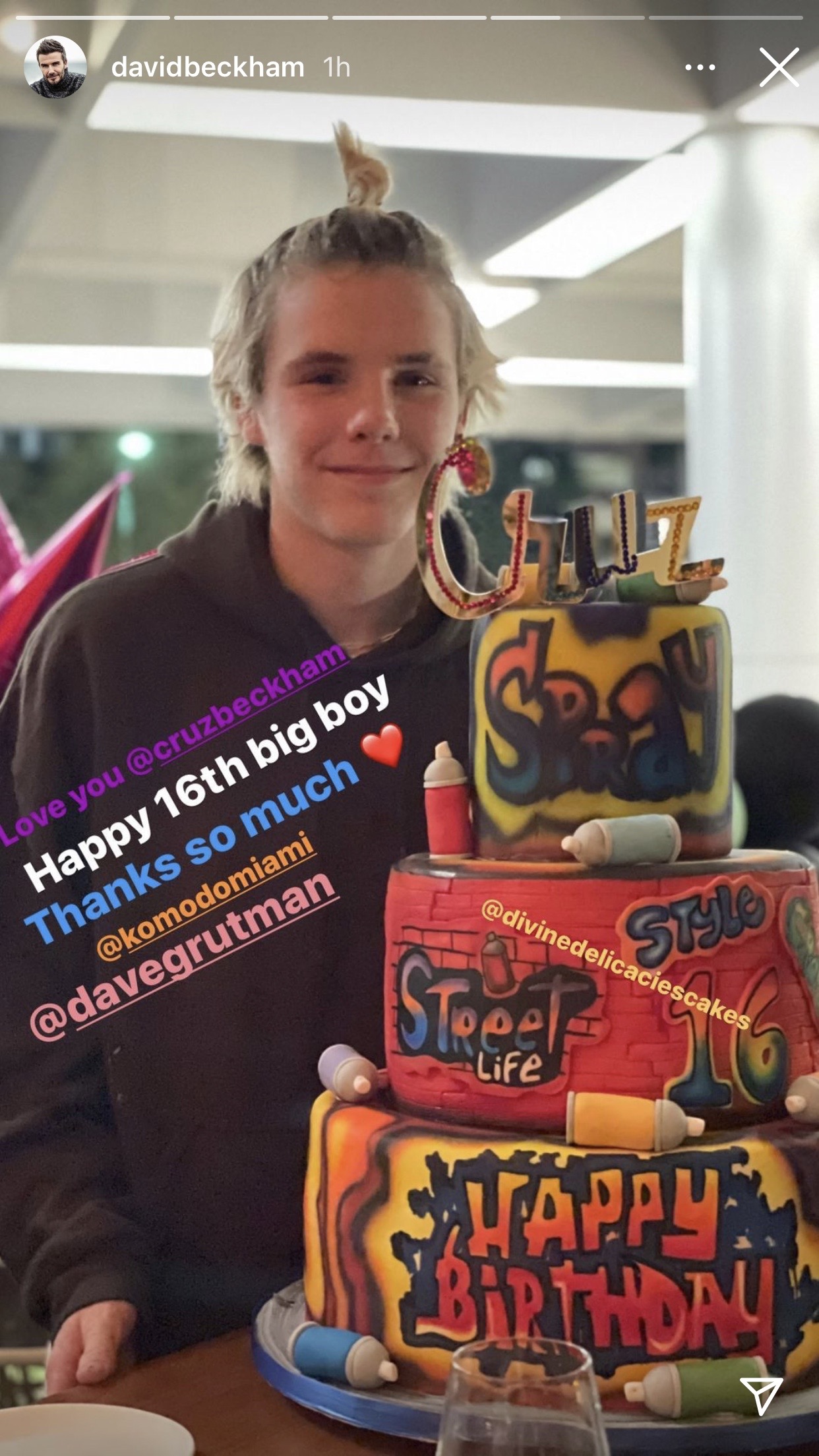 ポップなバースデーケーキにご満悦のクルス（画像は『David Beckham　2021年2月20日付Instagram』のスクリーンショット）