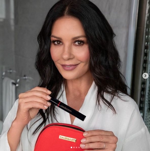 自身のコスメライン「Casa Zeta-Jones」をローンチしたキャサリン・ゼタ＝ジョーンズ（画像は『Catherine Zeta-Jones　2020年12月14日付Instagram「Meet my new makeup bag!」』のスクリーンショット）
