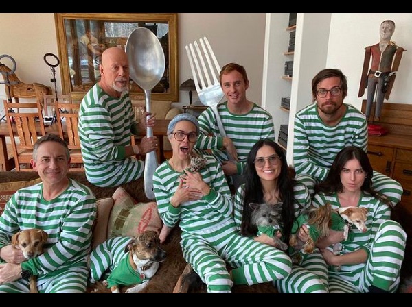 物議を醸したお揃いパジャマショット（画像は『Demi Moore　2020年4月7日付Instagram「Family bonding」』のスクリーンショット）
