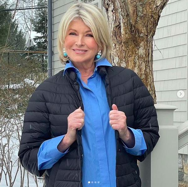 元祖“カリスマ主婦”、前職は株のブローカーだった（画像は『Martha Stewart　2021年2月24日付Instagram「The Martha Puffer Vest -i call it the new sweater- now comes in 3/4 sleeve length as well as in the traditional cap sleeve version.」』のスクリーンショット）