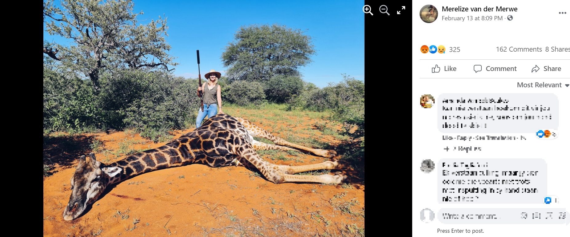 銃を手に笑顔を見せるメレライズさん（画像は『Merelize van der Merwe　2021年2月13日付Facebook「What is a trophy hunter, someone who waits years for the right animal, I set out in 2016 on a quest to hunt a big black giraffe bull  but none was what I was looking for.」』のスクリーンショット）