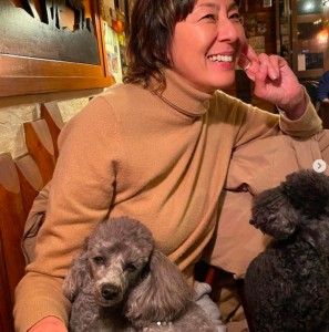 オンラインサロン・ライブが終わり、愛犬とくつろぐRIKACO（画像は『RIKACO　2021年2月7日付Instagram「今日も1日が早かった」』のスクリーンショット）