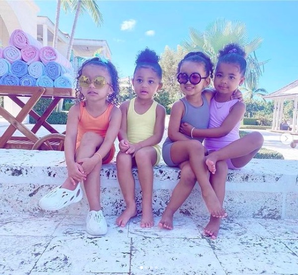 ストーミーちゃん、従姉妹達との仲良しショット（画像は『Kim Kardashian West　2021年2月1日付Instagram「Happy Birthday Stormi!!!!」』のスクリーンショット）
