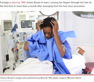 接着剤がとれて頭を触るテシカさん（画像は『New York Post　2021年2月11日付「‘Gorilla Glue girl’ Tessica Brown gets her hair unstuck after surgery」（Rachpoot/MEGA）』のスクリーンショット）