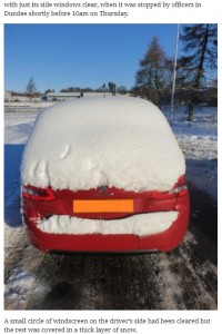 後部の窓ガラスは完全に雪で覆われている（画像は『The Herald　2021年2月12日付「Police stop snow-covered car and charge motorist for ‘dangerous driving’」』のスクリーンショット）