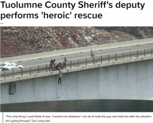 橋から飛び降りようとした男性の腕を掴むロング巡査長（画像は『ABC10　2021年2月9日付「Tuolumne County Sheriff’s deputy performs ‘heroic’ rescue」』のスクリーンショット）