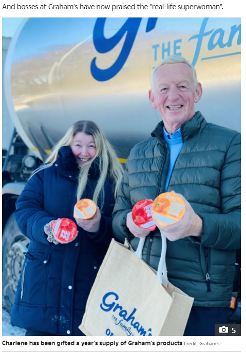 乳製品会社の会長から直接お礼を受けた女性（画像は『The Sun　2021年2月14日付「MILKING IT Mum gifted year’s supply of free milk after pushing massive lorry up hill in snow」（Credit: Graham’s）』のスクリーンショット）