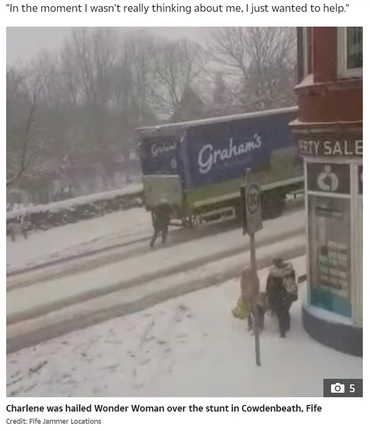 1人で立ち往生したトラックを救ったシャーリーンさん（画像は『The Sun　2021年2月14日付「MILKING IT Mum gifted year’s supply of free milk after pushing massive lorry up hill in snow」（Credit: Graham’s）（Credit: Fife Jammer Locations）』のスクリーンショット）