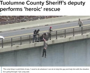 男性が引き上げられる寸前の様子（画像は『ABC10　2021年2月9日付「Tuolumne County Sheriff’s deputy performs ‘heroic’ rescue」』のスクリーンショット）